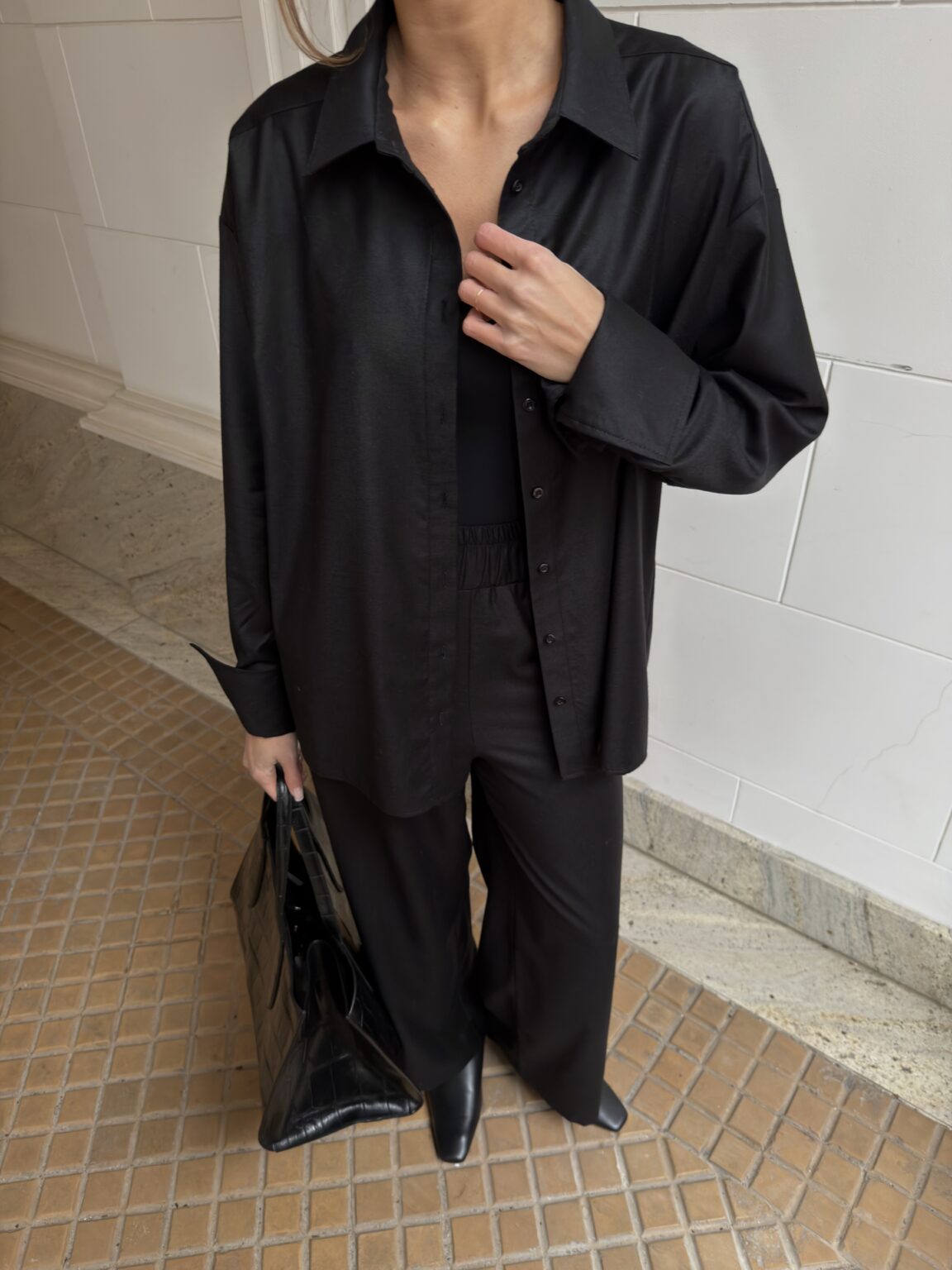 czarny-komplet-z-welny-ami-detal-koszula