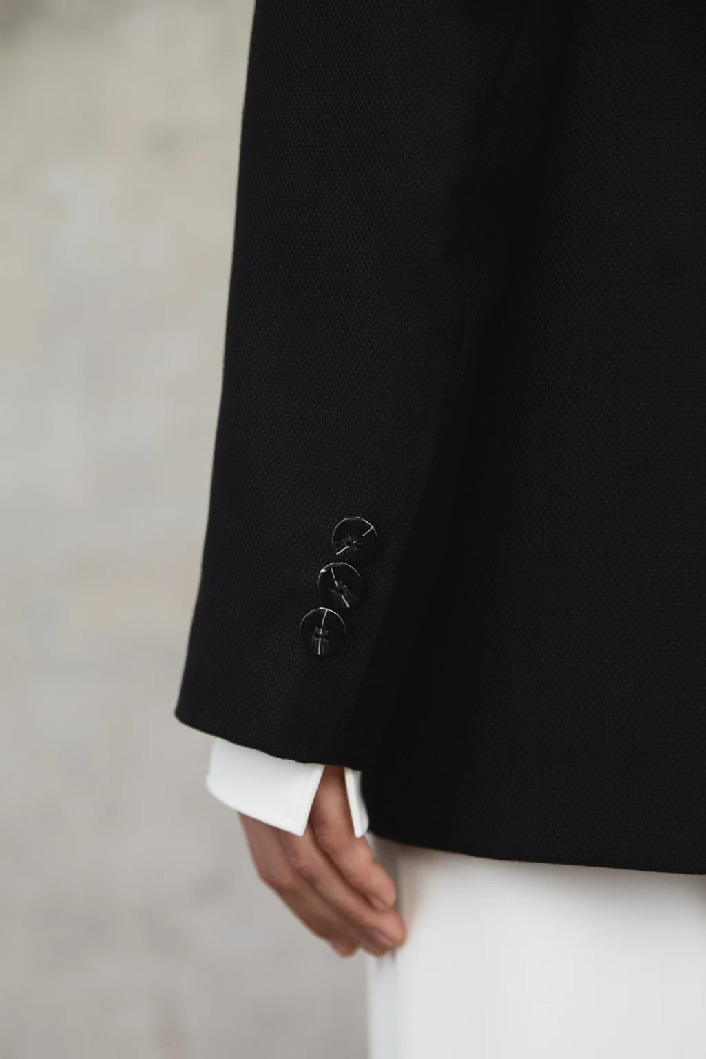 czarna-marynarka-madison-rever-detal-rekaw