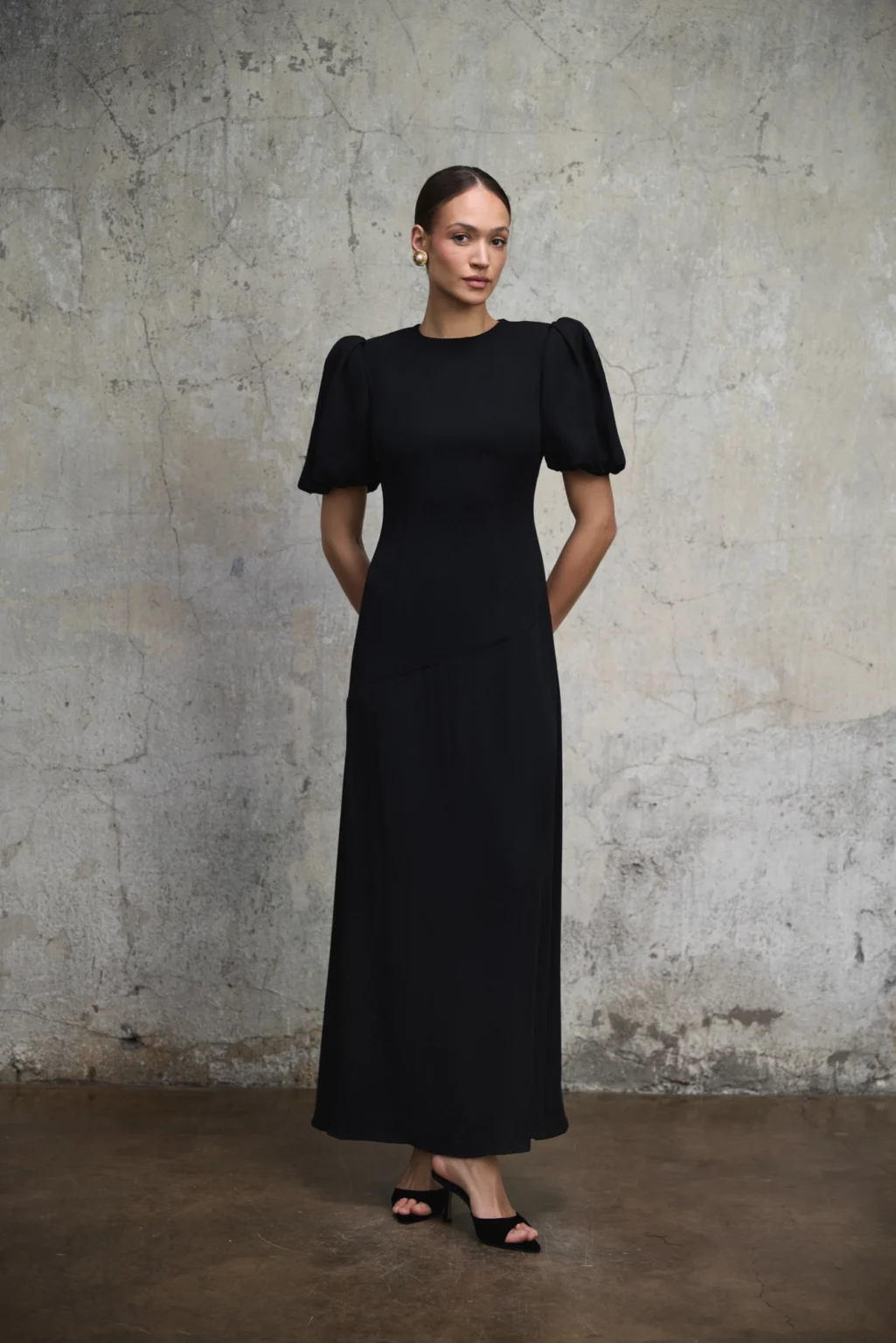 czarna-sukienka-emily