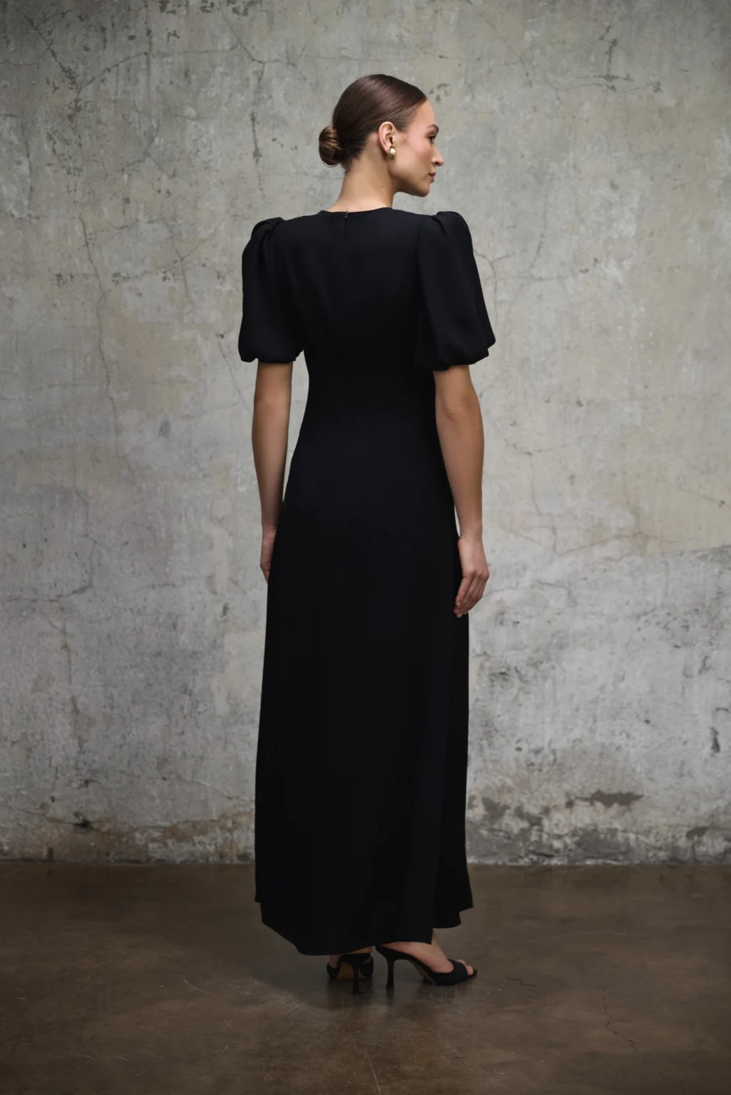 czarna-sukienka-emily-tyl