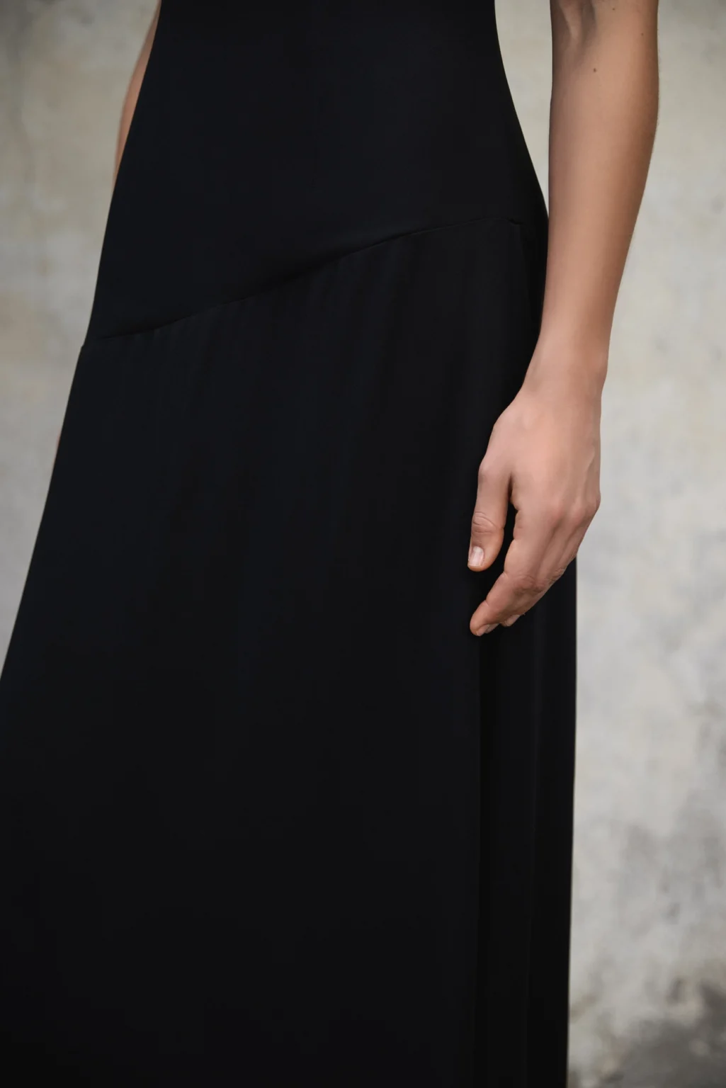 czarna-sukienka-emily-zblizenie-detal