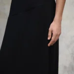 czarna-sukienka-emily-zblizenie-detal