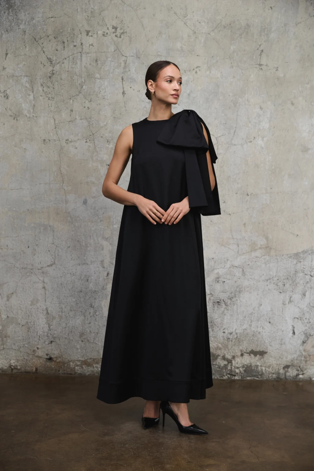 czarna-sukienka-kokarda-amanda-rever