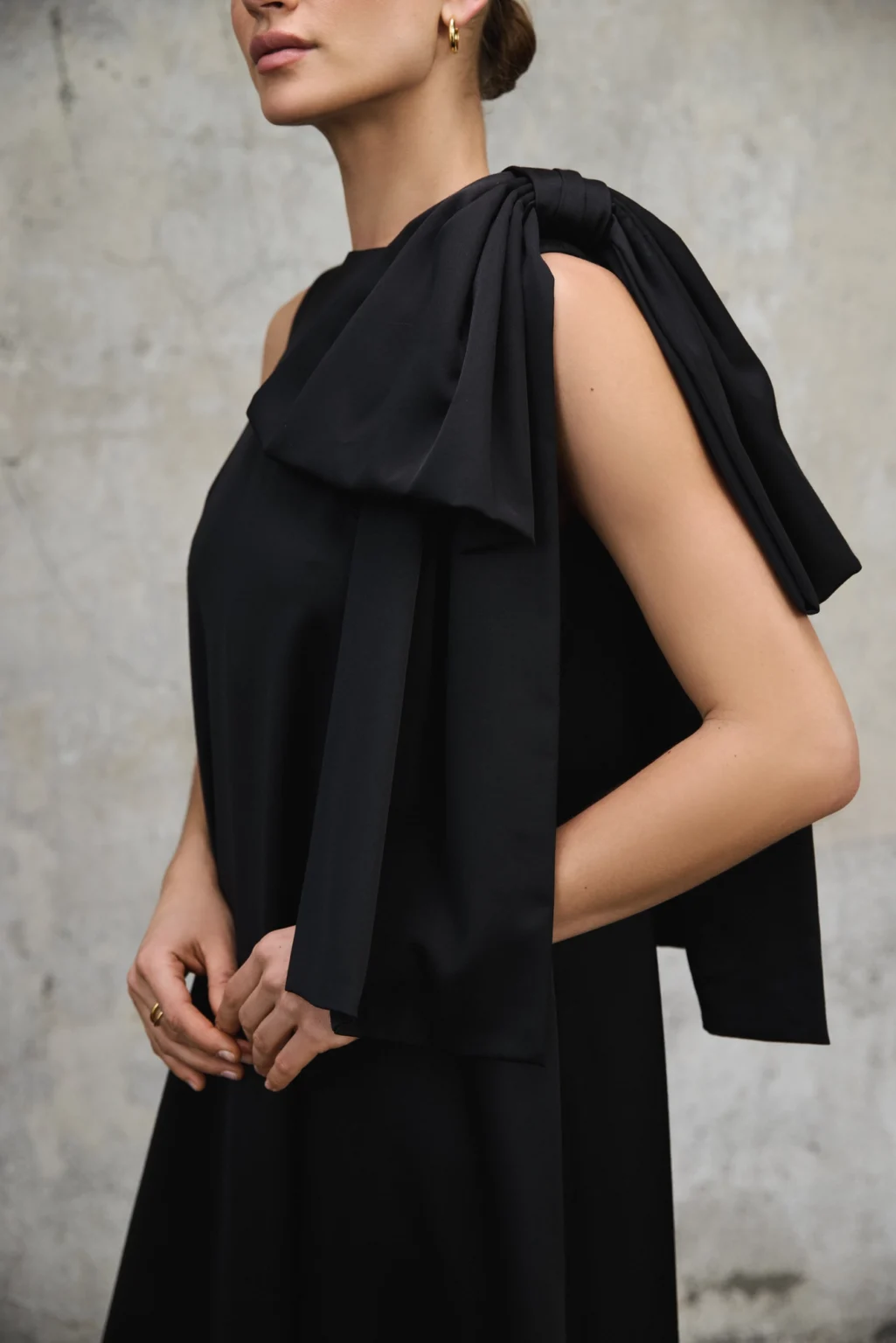 czarna-sukienka-kokarda-amanda-rever-detal-bok