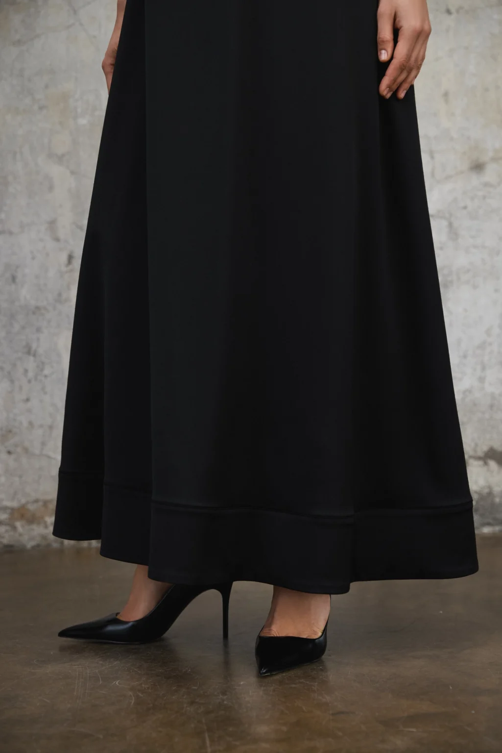 czarna-sukienka-kokarda-amanda-rever-detal-przod