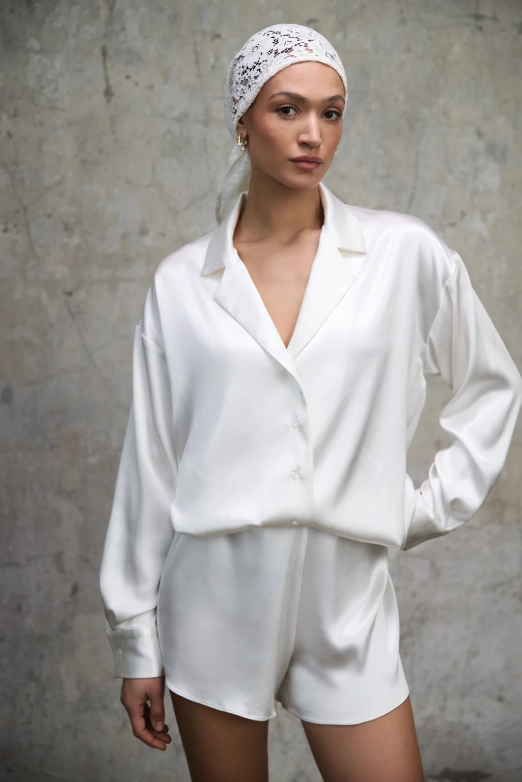 komplet-koszula-szorty-satynowe-aura-perlowa-biel-rever-przod