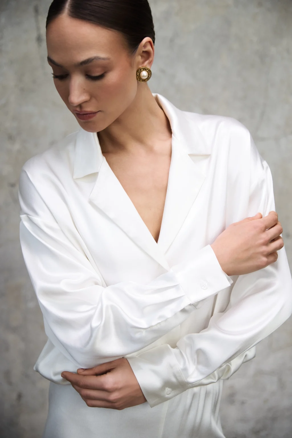 komplet-satynowy-aura-perlowa-biel-rever-detal