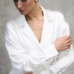 komplet-satynowy-aura-perlowa-biel-rever-detal