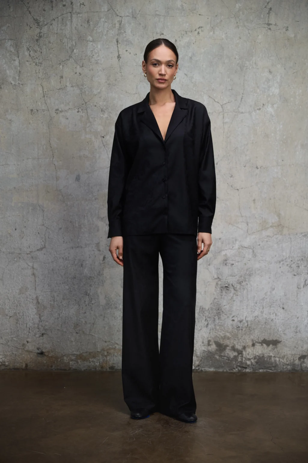 koszula-satynowa-aura-czarna-rever