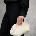 koszula-satynowa-aura-czarna-rever-biala-torebka-handmade