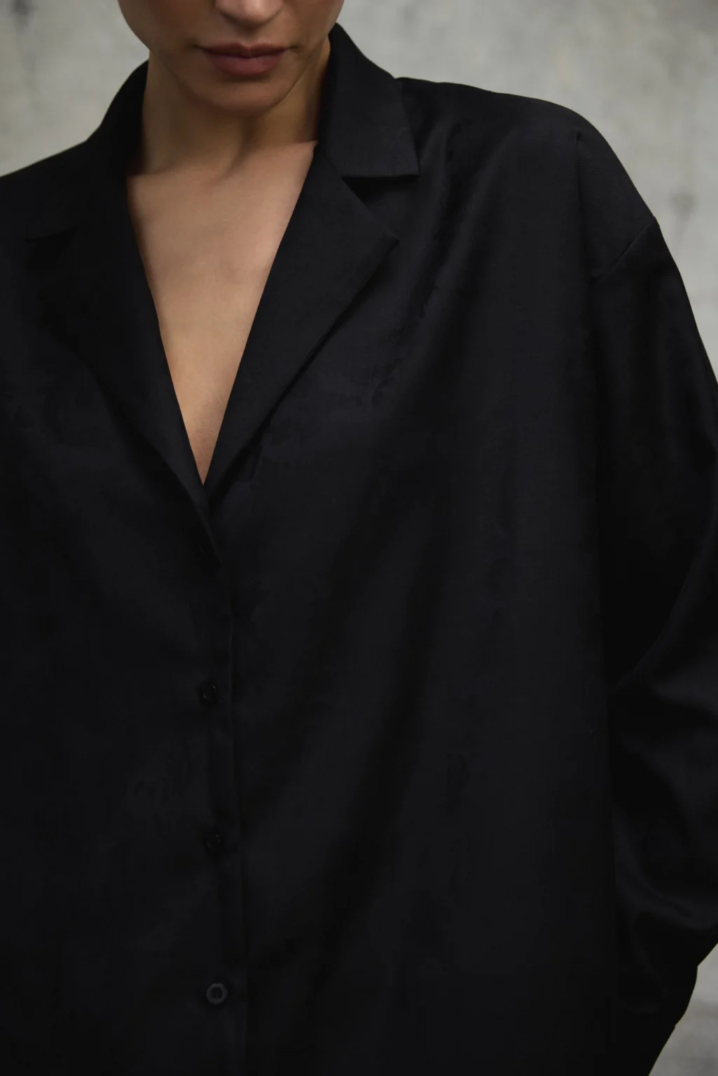 koszula-satynowa-aura-czarna-rever-detal