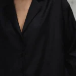 koszula-satynowa-aura-czarna-rever-detal