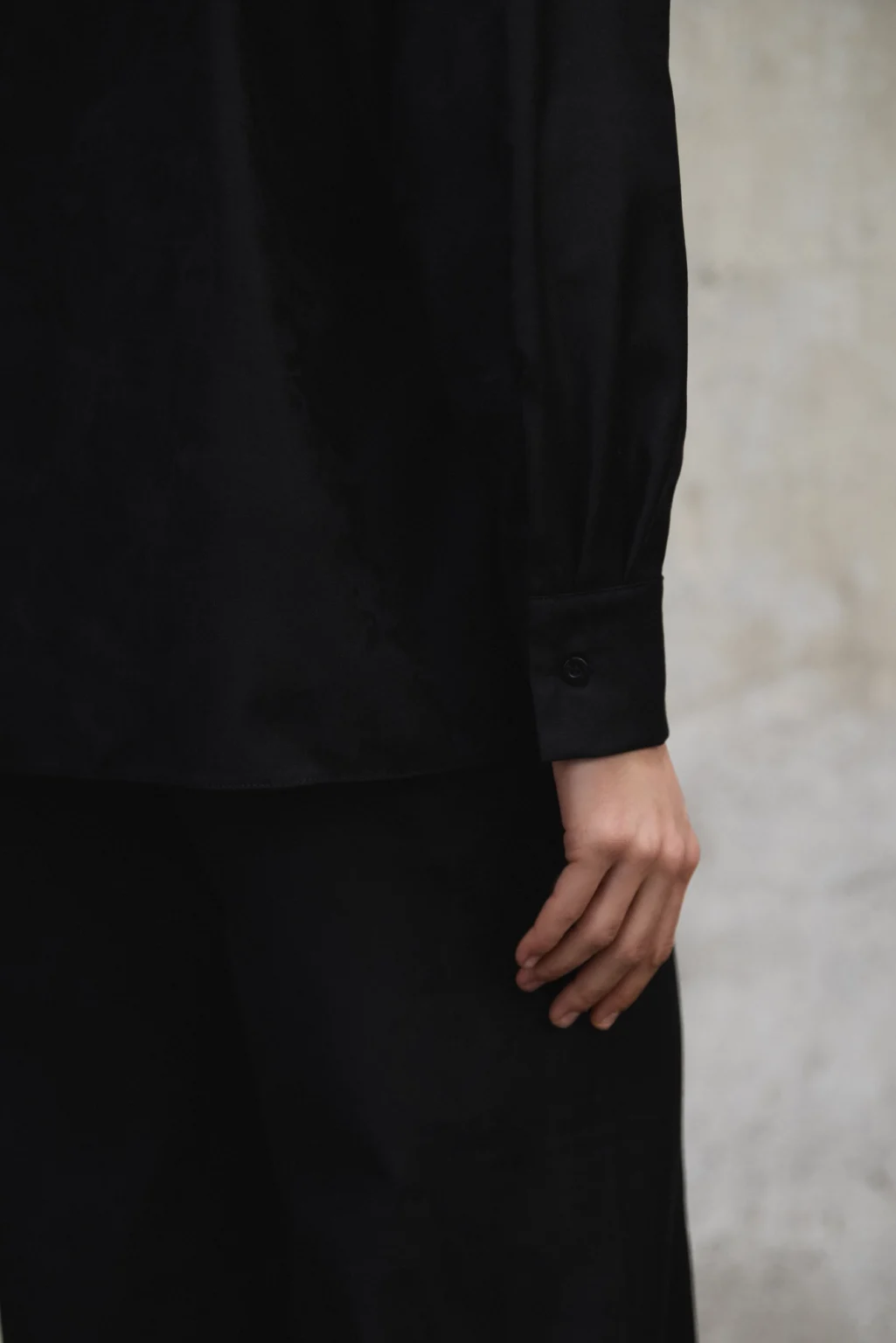 koszula-satynowa-aura-czarna-rever-detal-przod