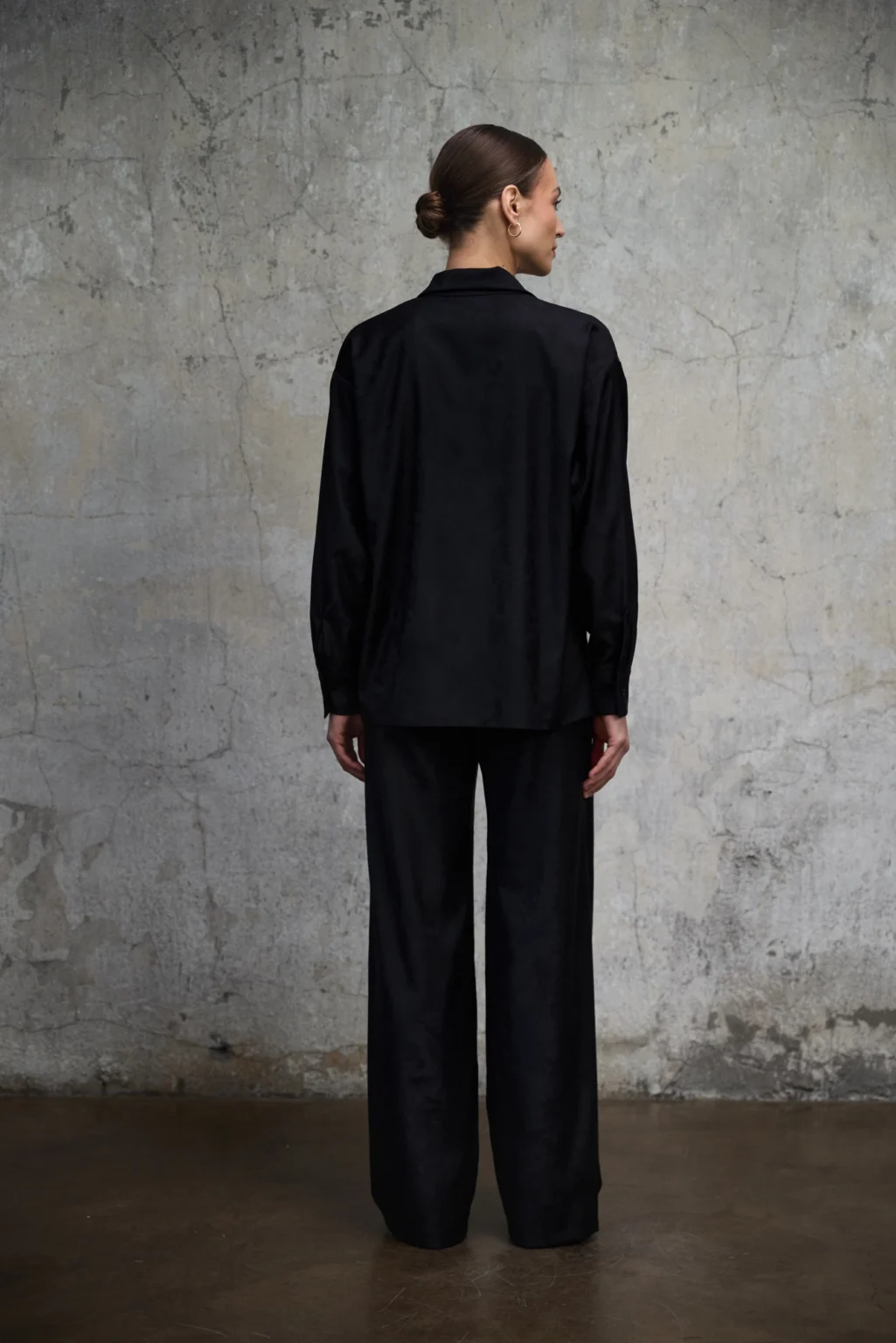 koszula-satynowa-aura-czarna-rever-tyl