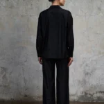 koszula-satynowa-aura-czarna-rever-tyl