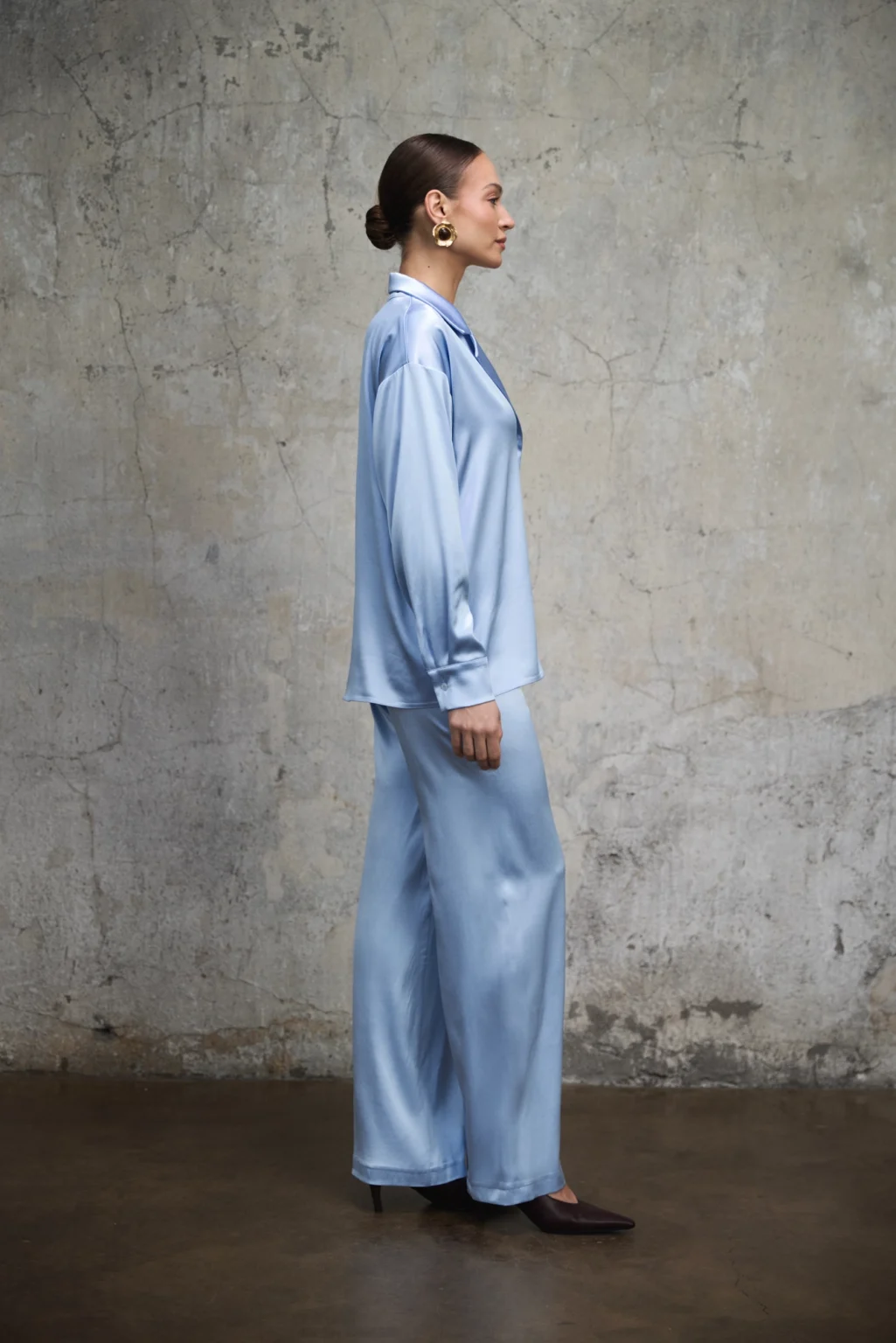 koszula-satynowa-aura-ice-blue-rever-bok