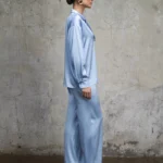 koszula-satynowa-aura-ice-blue-rever-bok