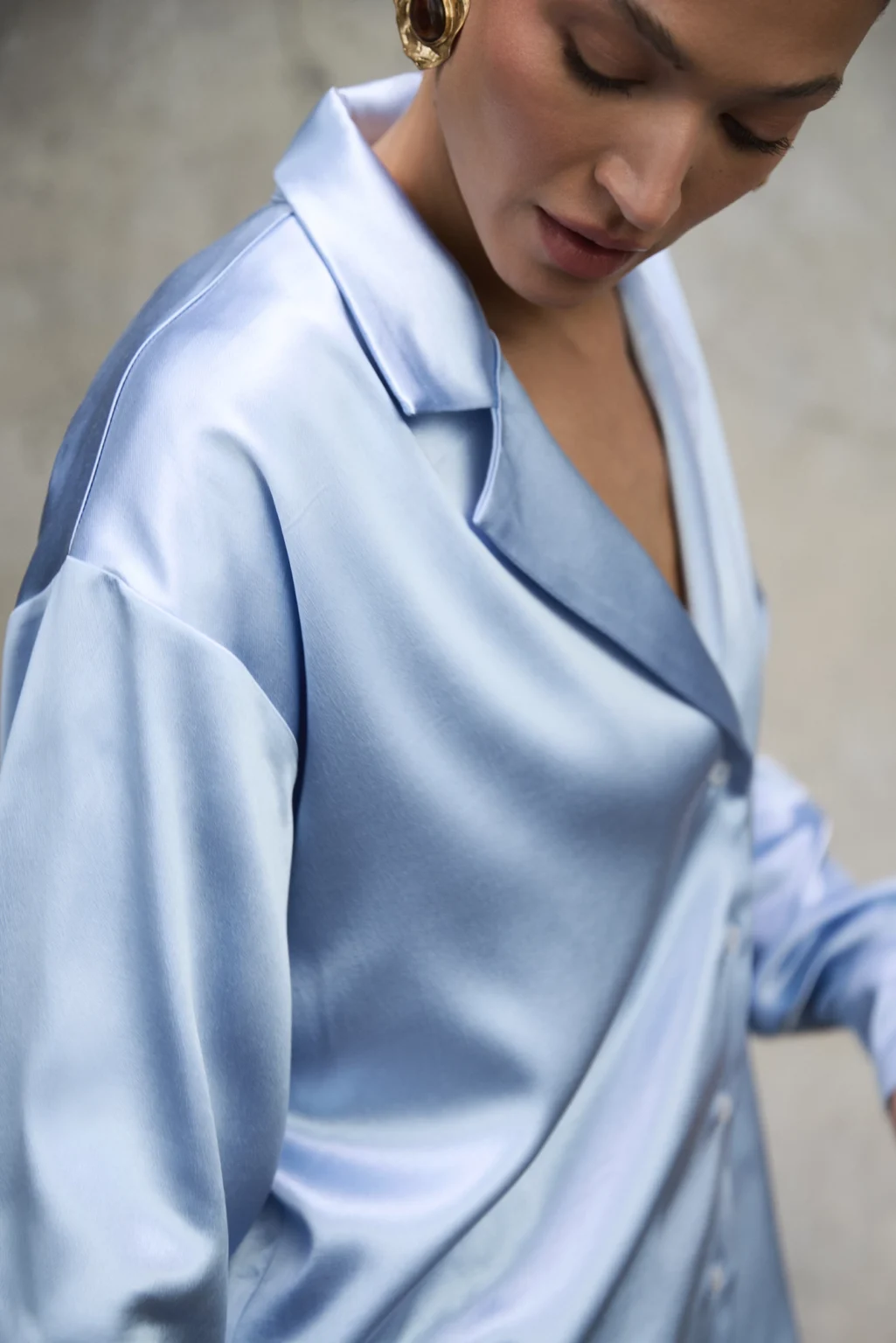 koszula-satynowa-aura-ice-blue-rever-detal-przod