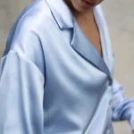 koszula-satynowa-aura-ice-blue-rever-detal-przod