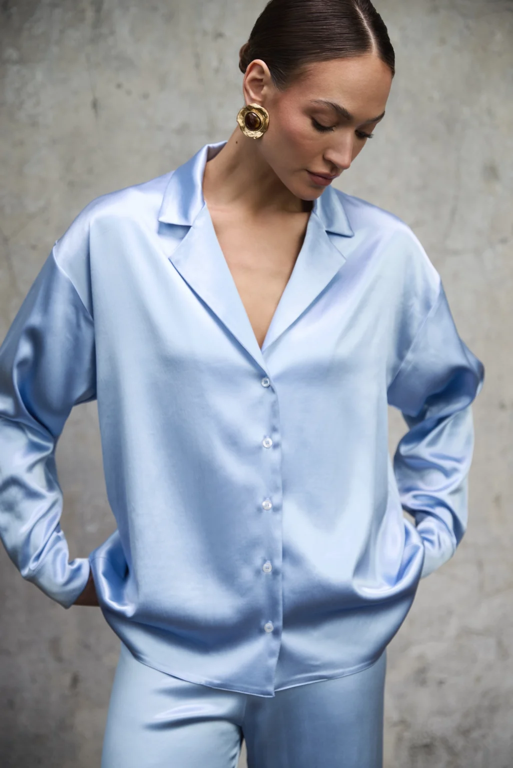 koszula-satynowa-aura-ice-blue-rever-przod-detal