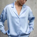 koszula-satynowa-aura-ice-blue-rever-przod-detal