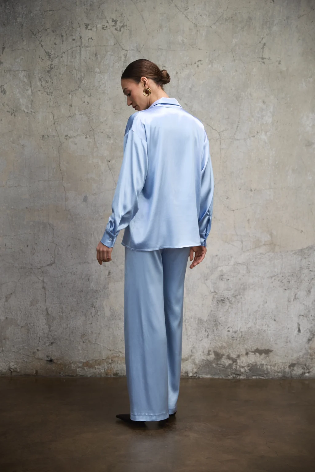 koszula-satynowa-aura-ice-blue-rever-tyl