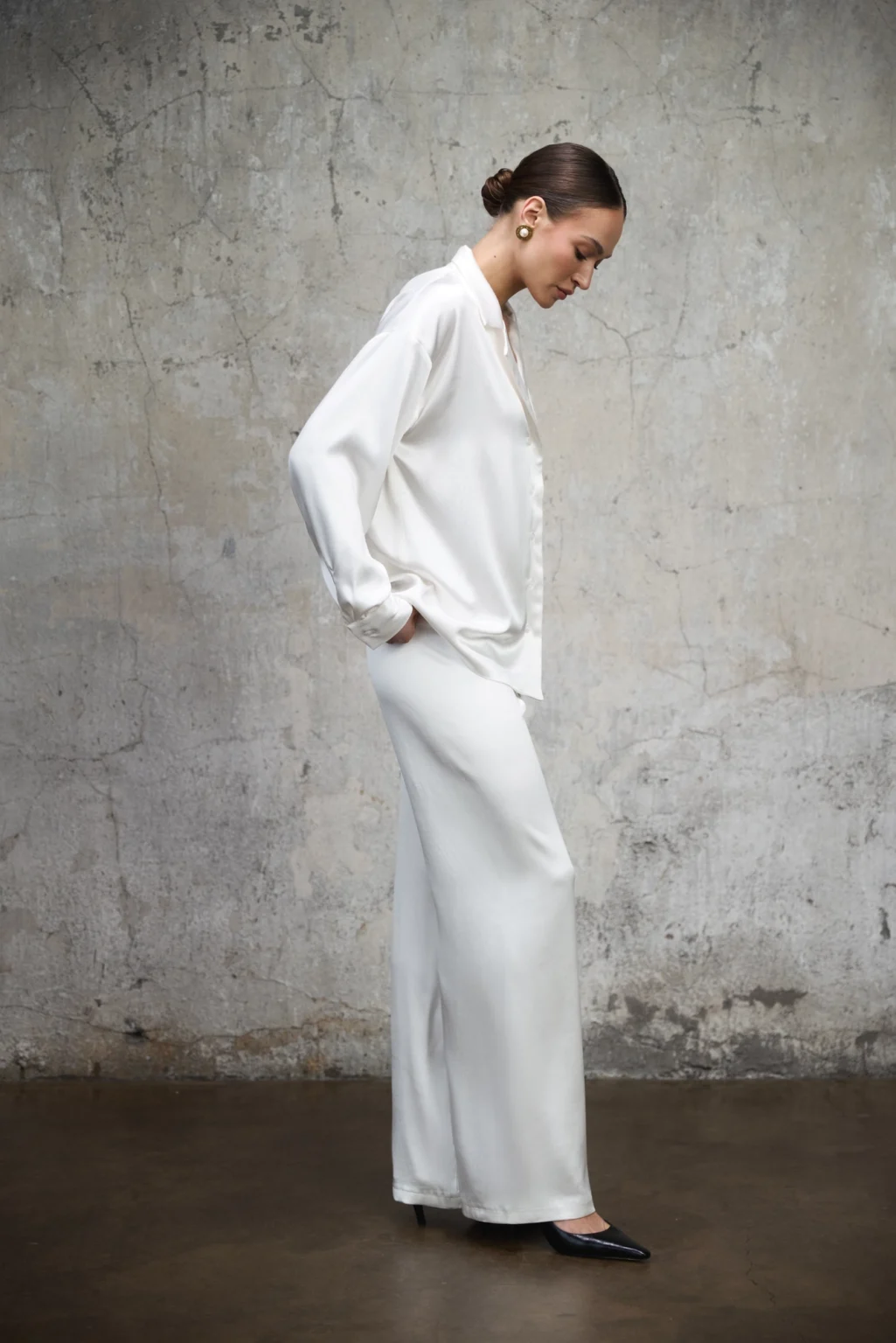 koszula-satynowa-aura-perlowa-biel-rever-bok