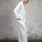 koszula-satynowa-aura-perlowa-biel-rever-bok