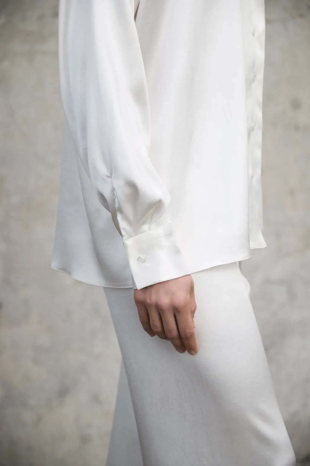 koszula-satynowa-aura-perlowa-biel-rever-detal