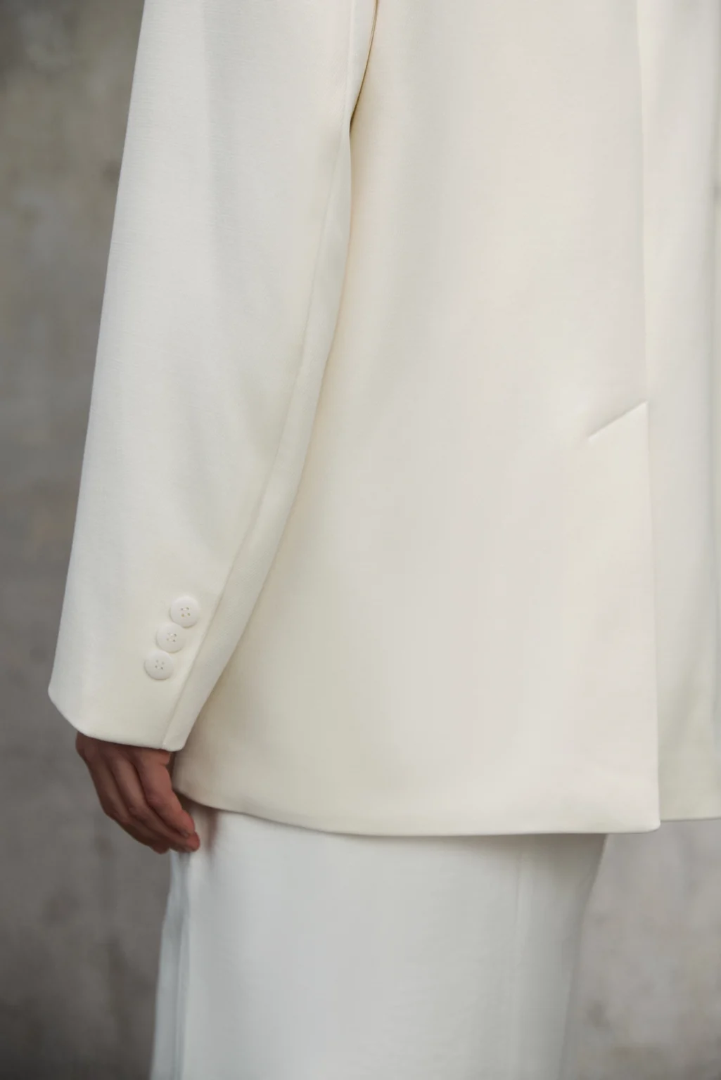 marynarka-welna-monaco-smietankowa-biel-rever-detal