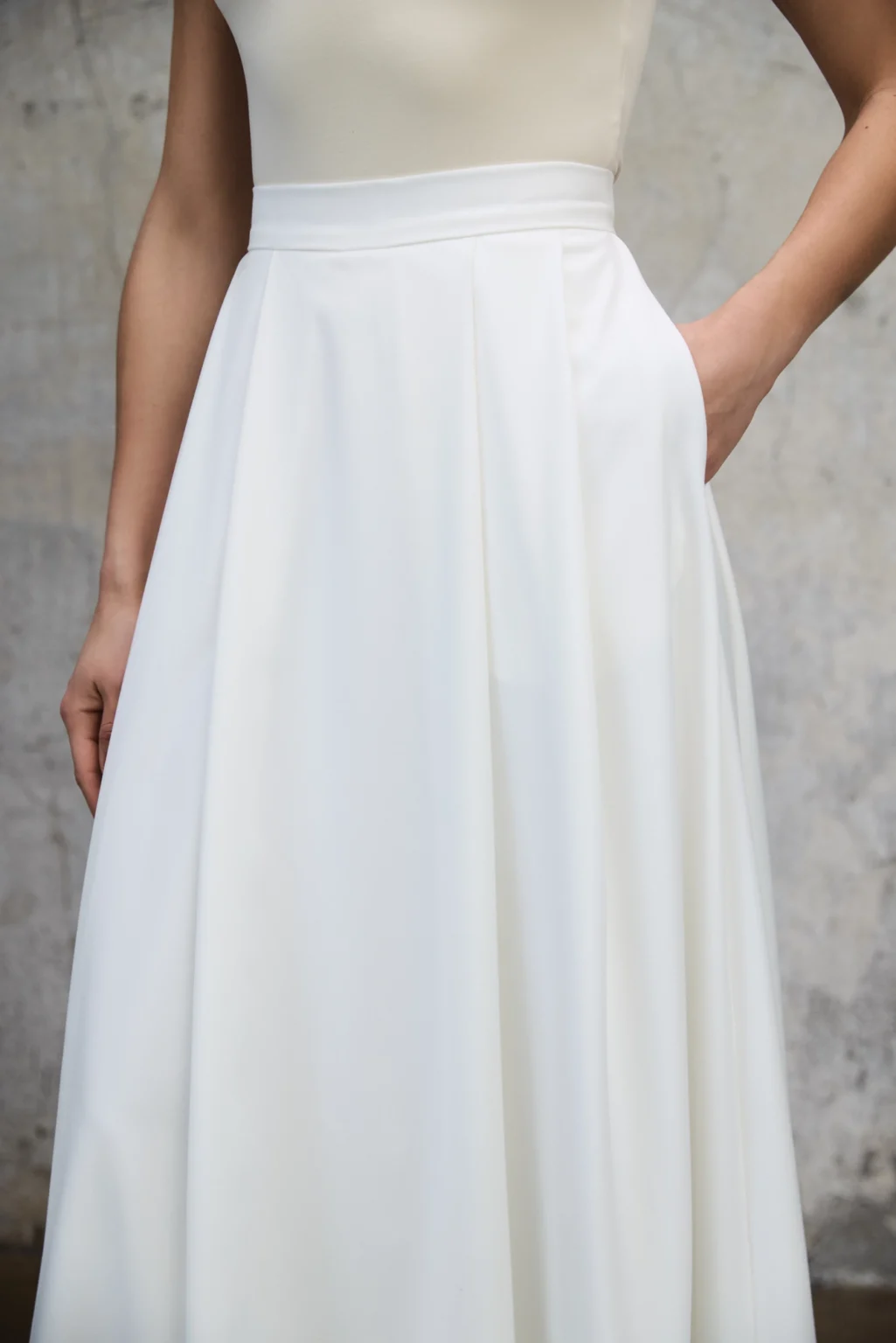 spodnica-biala-midi-rever-detal