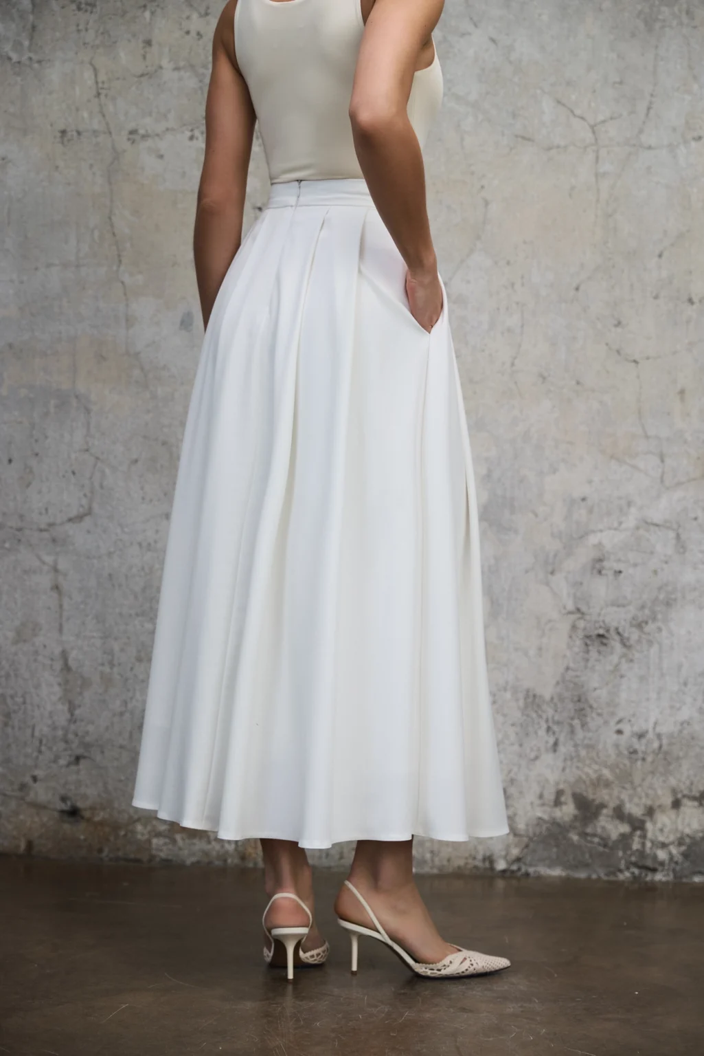 spodnica-biala-midi-rever-detal-tyl