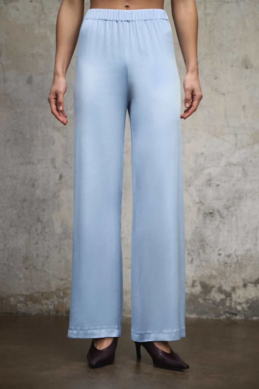 spodnie-satynowe-aura-ice-blue-rever-przod