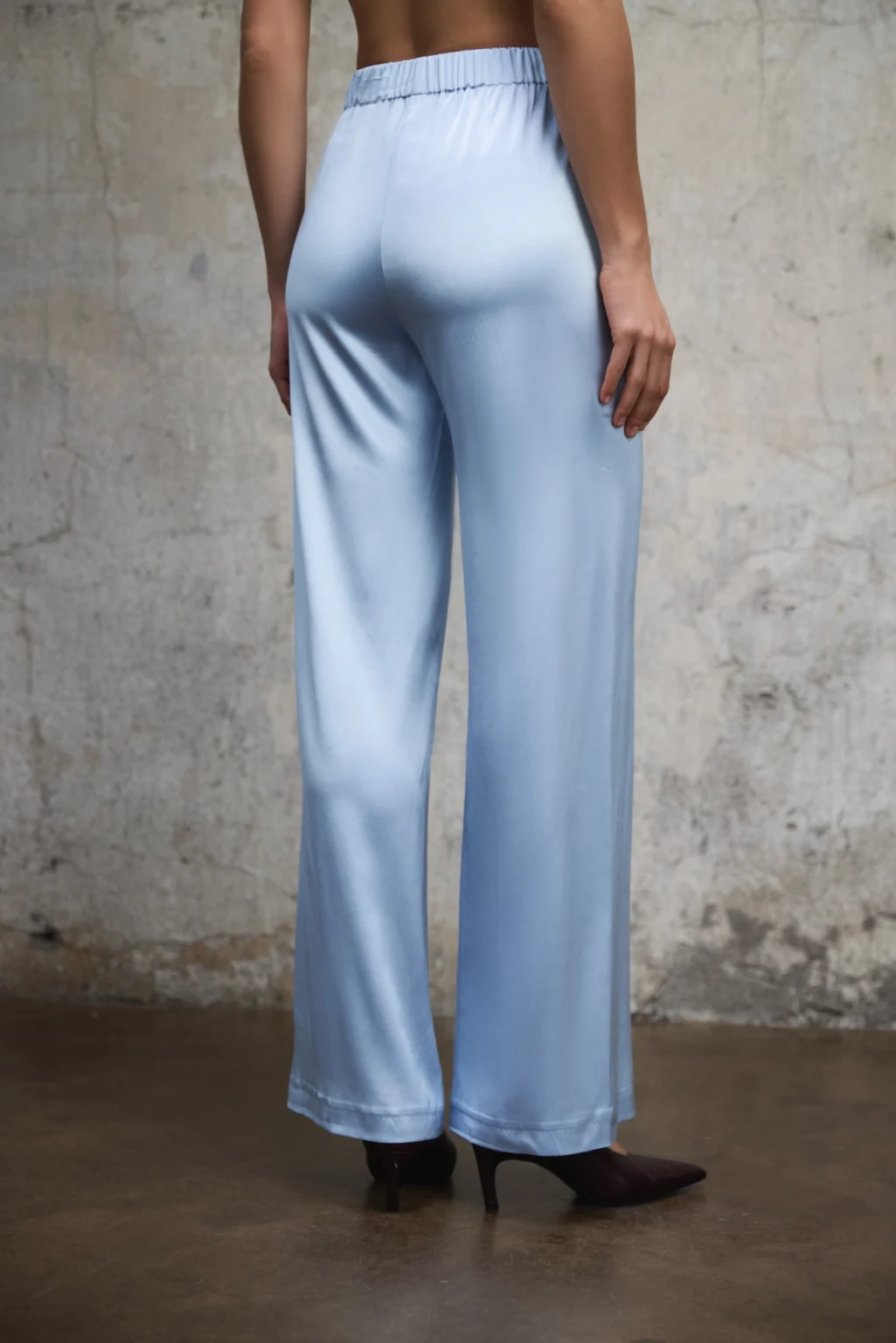 spodnie-satynowe-aura-ice-blue-rever-tyl