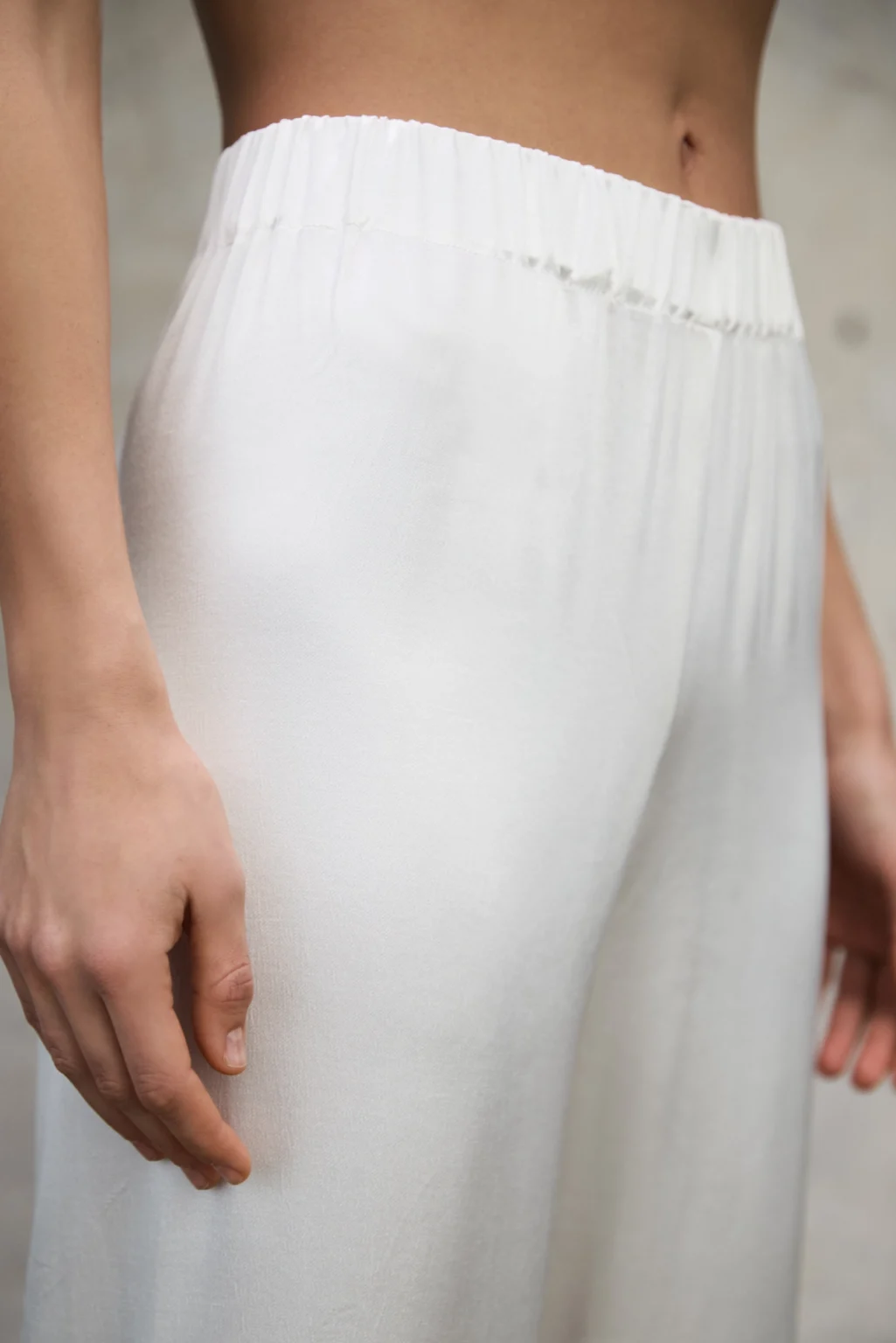 spodnie-satynowe-aura-perlowa-biel-rever-detal