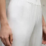 spodnie-satynowe-aura-perlowa-biel-rever-detal