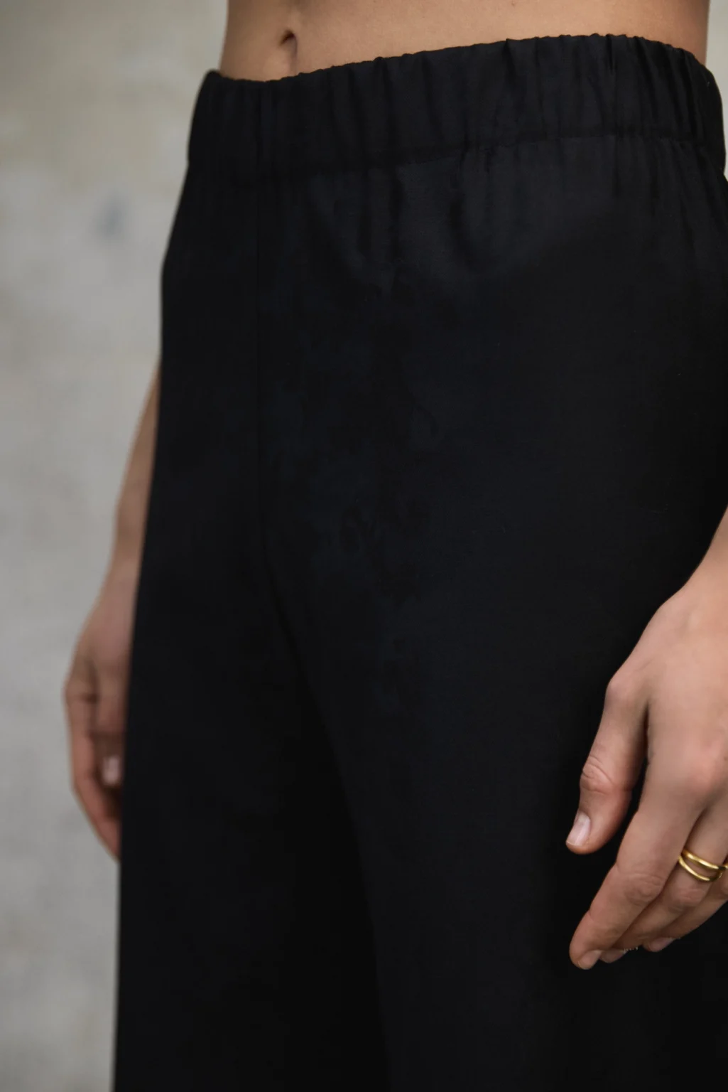 spodnie-satynowe-czarne-aura-rever-detal