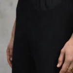 spodnie-satynowe-czarne-aura-rever-detal