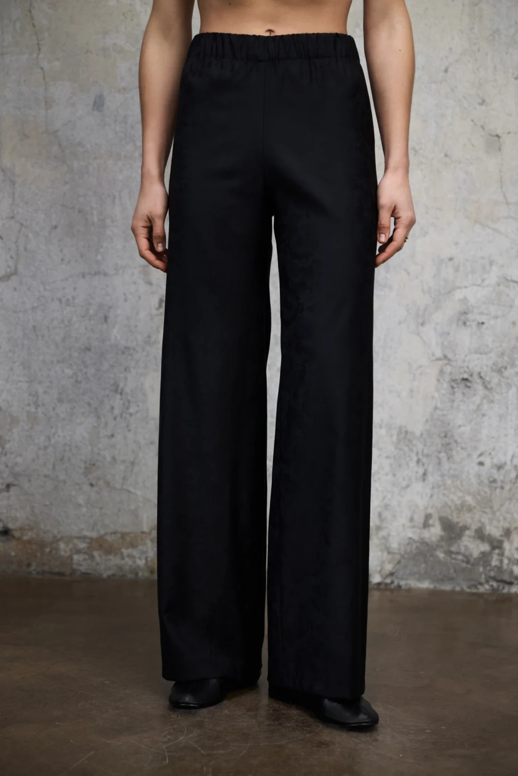 spodnie-satynowe-czarne-aura-rever-przod