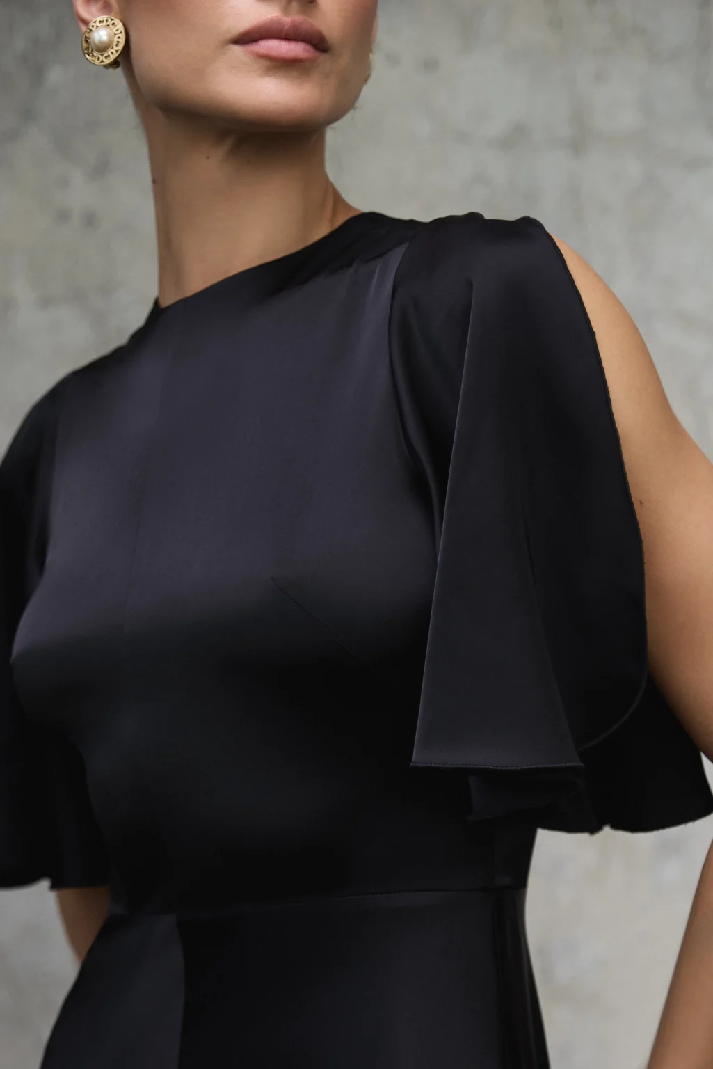 sukienka-czarna-z wiskozy-nina-detal