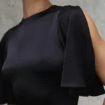 sukienka-czarna-z wiskozy-nina-detal