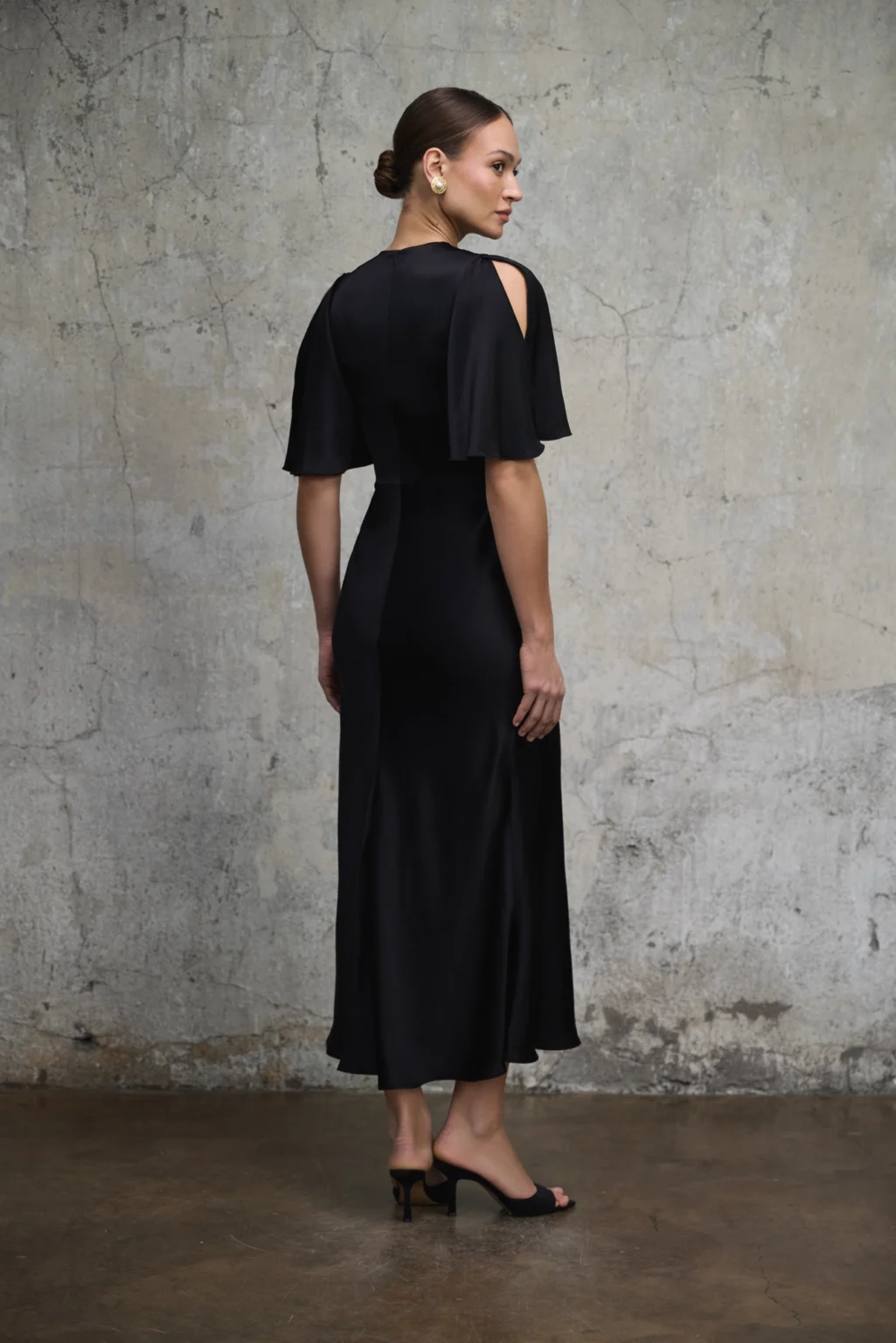 sukienka-czarna-z wiskozy-nina-tyl