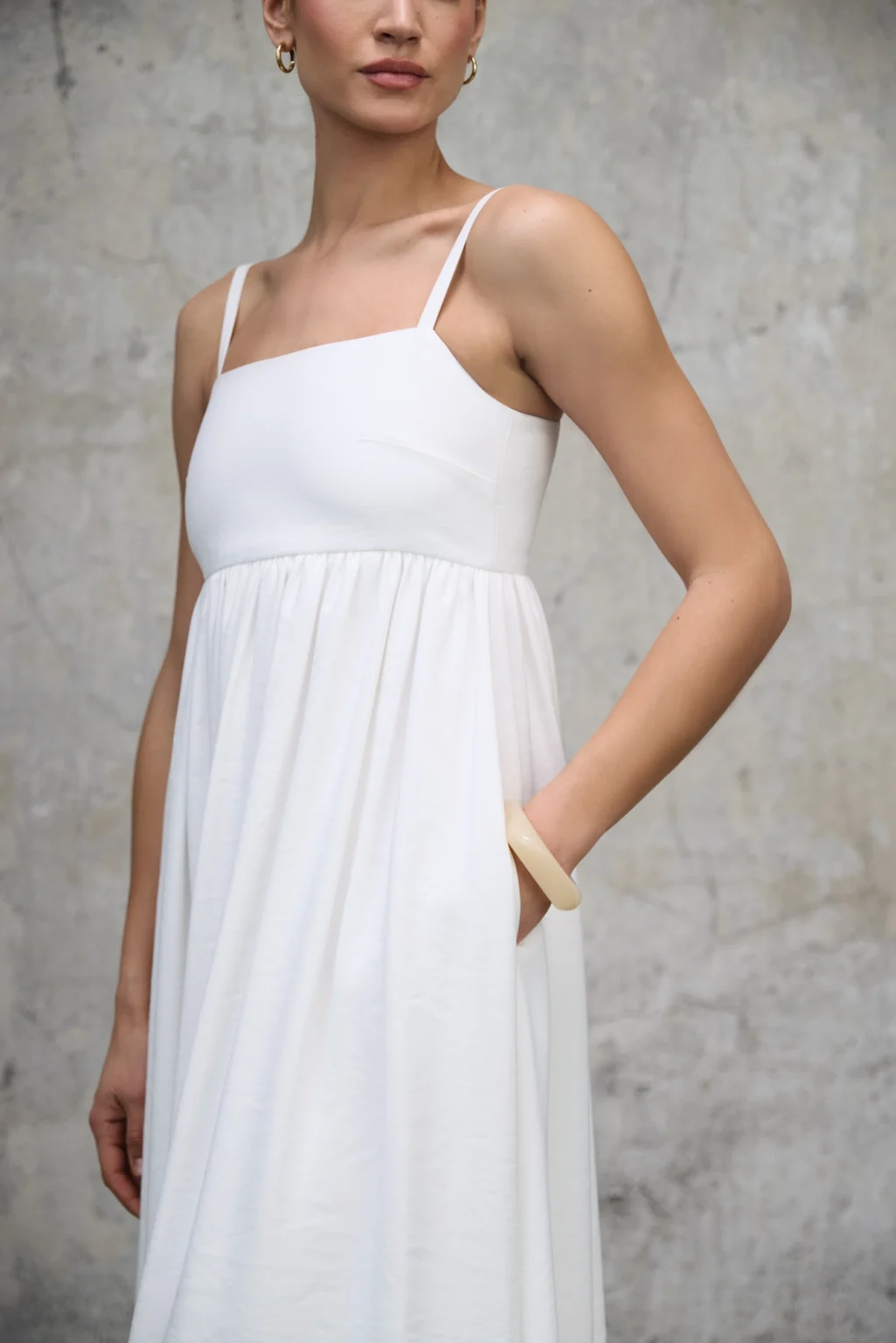 sukienka-emma-biala-letnia-wiskoza-detal