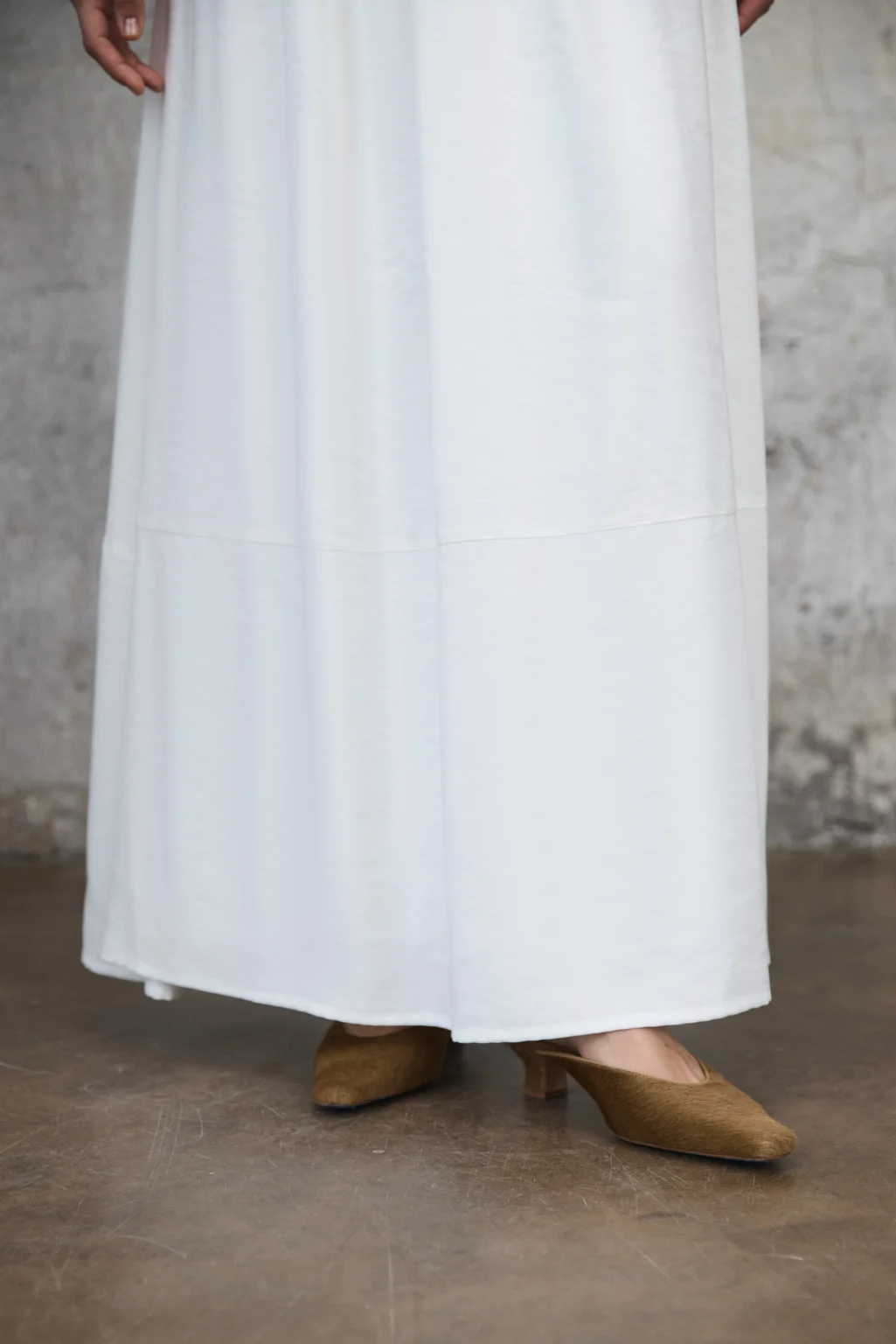 sukienka-emma-biala-letnia-wiskoza-detal-przod