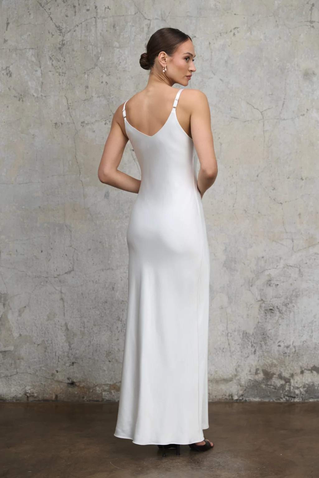 sukienka-ivy-maxi-perlowa-biel-tyl-rever