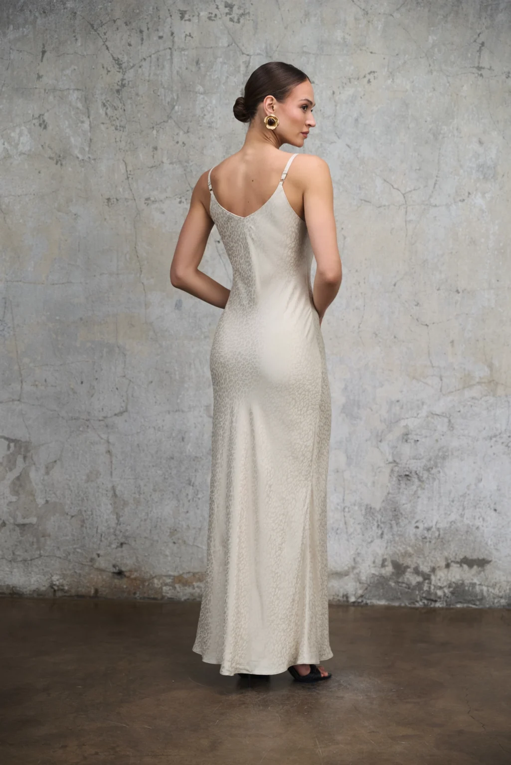 sukienka-maxi-sami-bezowa-rever-tyl