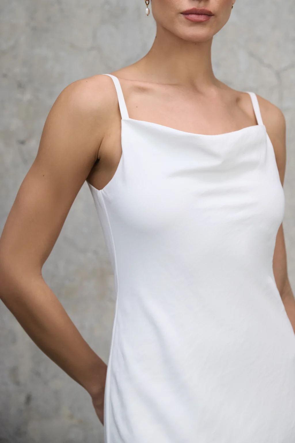 sukienka-maxi-sami-perlowa-biel-rever-detal