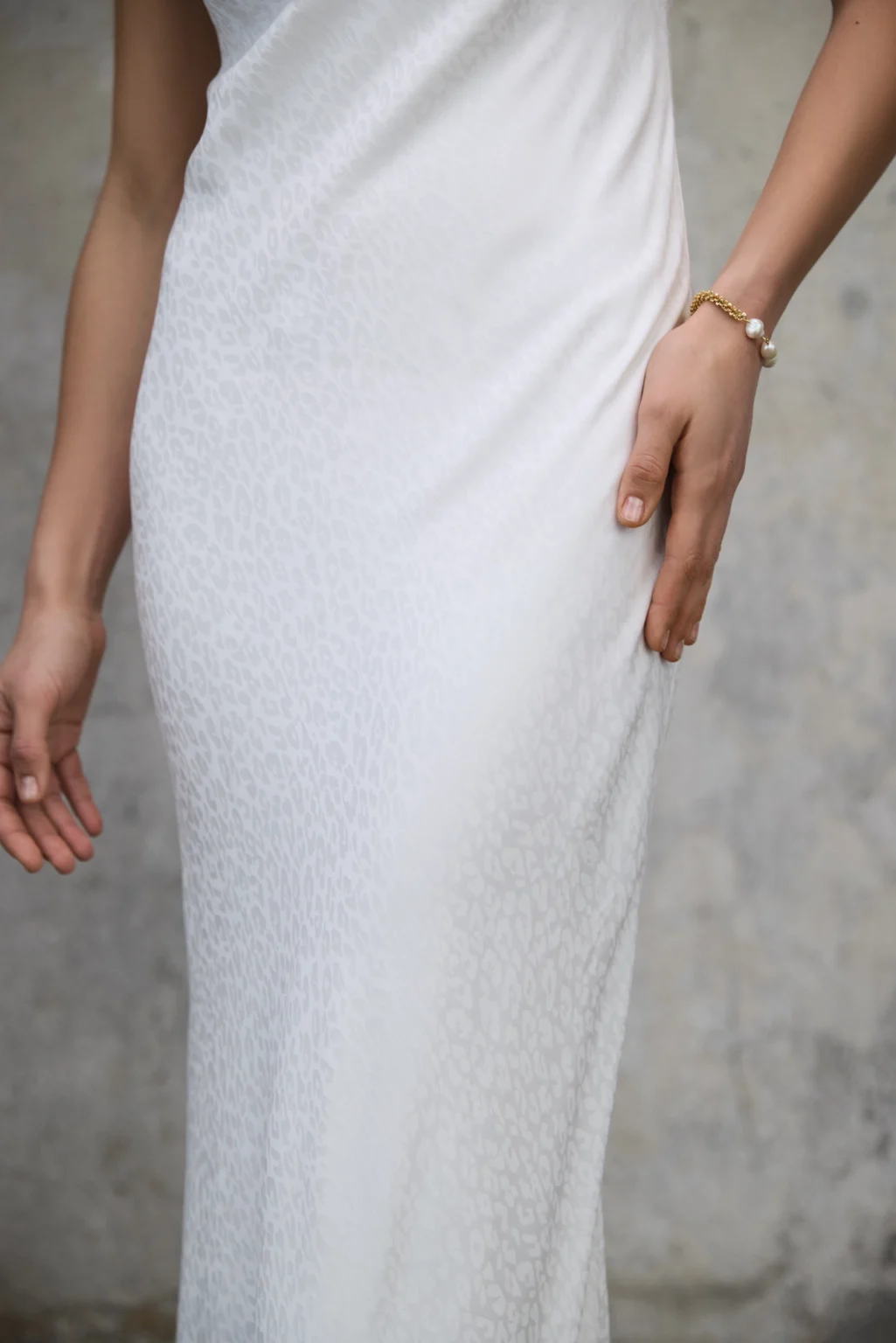 sukienka-maxi-sami-perlowa-biel-rever-detal-przod