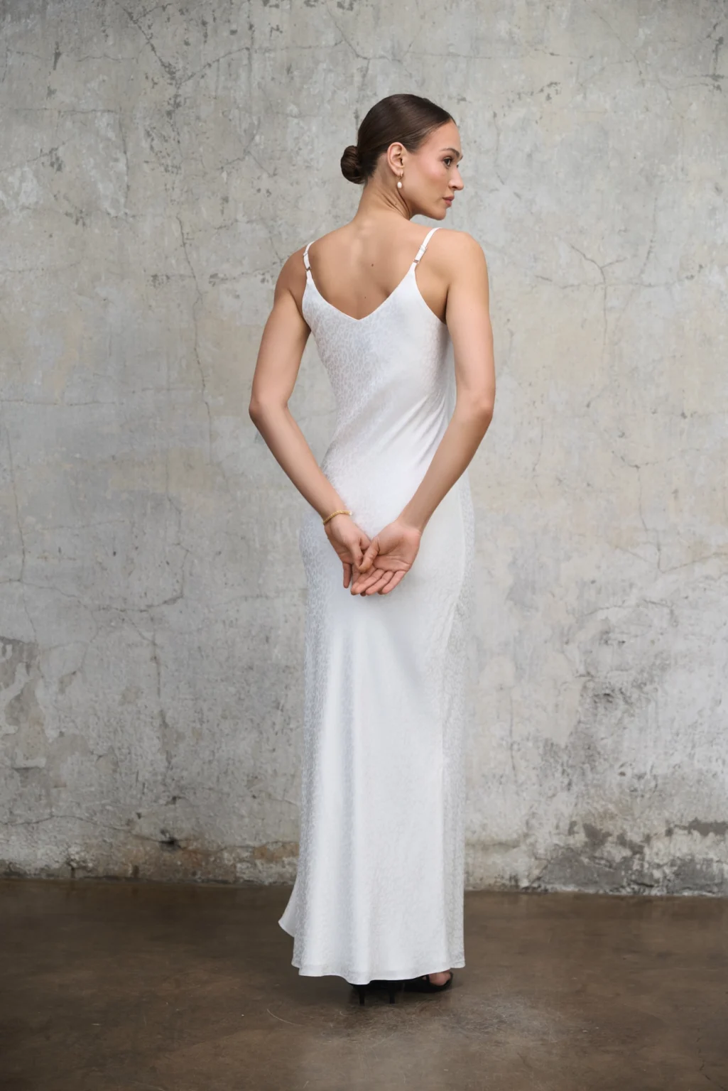 sukienka-maxi-sami-perlowa-biel-rever-detal-tyl