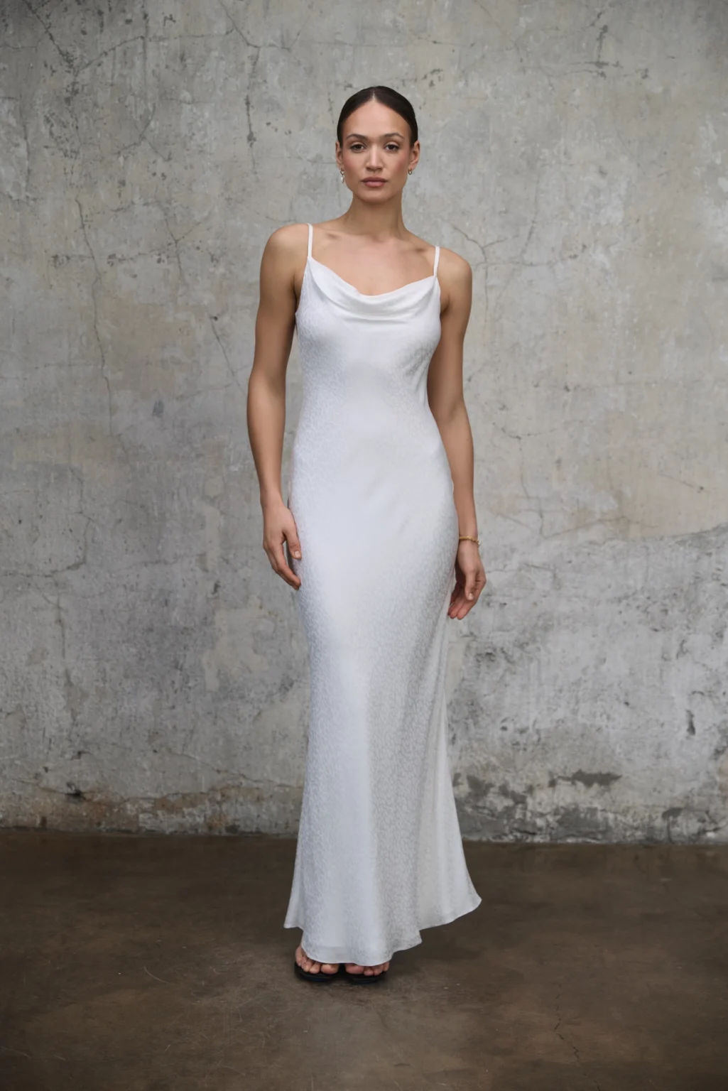 sukienka-maxi-sami-perlowa-biel-rever-przod